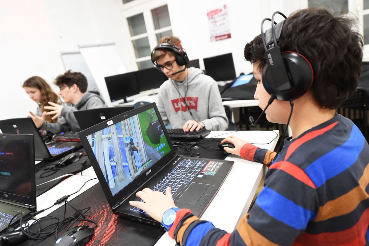 mulhouse's tweet photo. Les #vacances sont actives à #Mulhouse avec les #MulhouseMasterClass !😉👌
Jusqu'à demain, les jeunes Mulhousiens s'essayent à une multitude d'activités, comme partir à la découverte des saveurs du monde à l'#AFSCO ou s'initier à l'#esport avec @PHGesport ! #MMC2018 https://t.co/d7bAuTJqdX