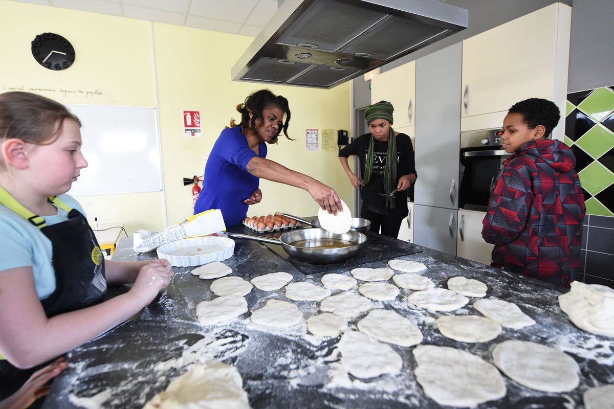 mulhouse's tweet photo. Les #vacances sont actives à #Mulhouse avec les #MulhouseMasterClass !😉👌
Jusqu'à demain, les jeunes Mulhousiens s'essayent à une multitude d'activités, comme partir à la découverte des saveurs du monde à l'#AFSCO ou s'initier à l'#esport avec @PHGesport ! #MMC2018 https://t.co/d7bAuTJqdX