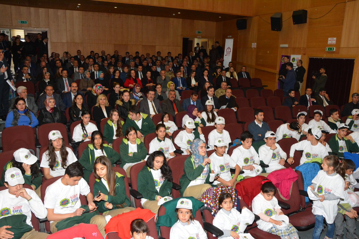 'Sıfır Atık Projesi” tanıtım toplantısında konuşan Vali eşi Fulya Atik Hanımefendi "tüm kamu kurum ve kuruluşlarınıbelediyeleri, Siirt Üniversitesi, sanayi kuruluşları, medyayı, ilgili sektörleri ve tüm vatandaşları kampanyaya destek vermeye davet etti."