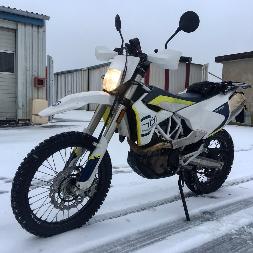 EricVoillot's tweet photo. Pas si méchant que ça, ça passe sans problème en moto ! #tours #neige #verglas #moto https://t.co/8oOUGcek6y