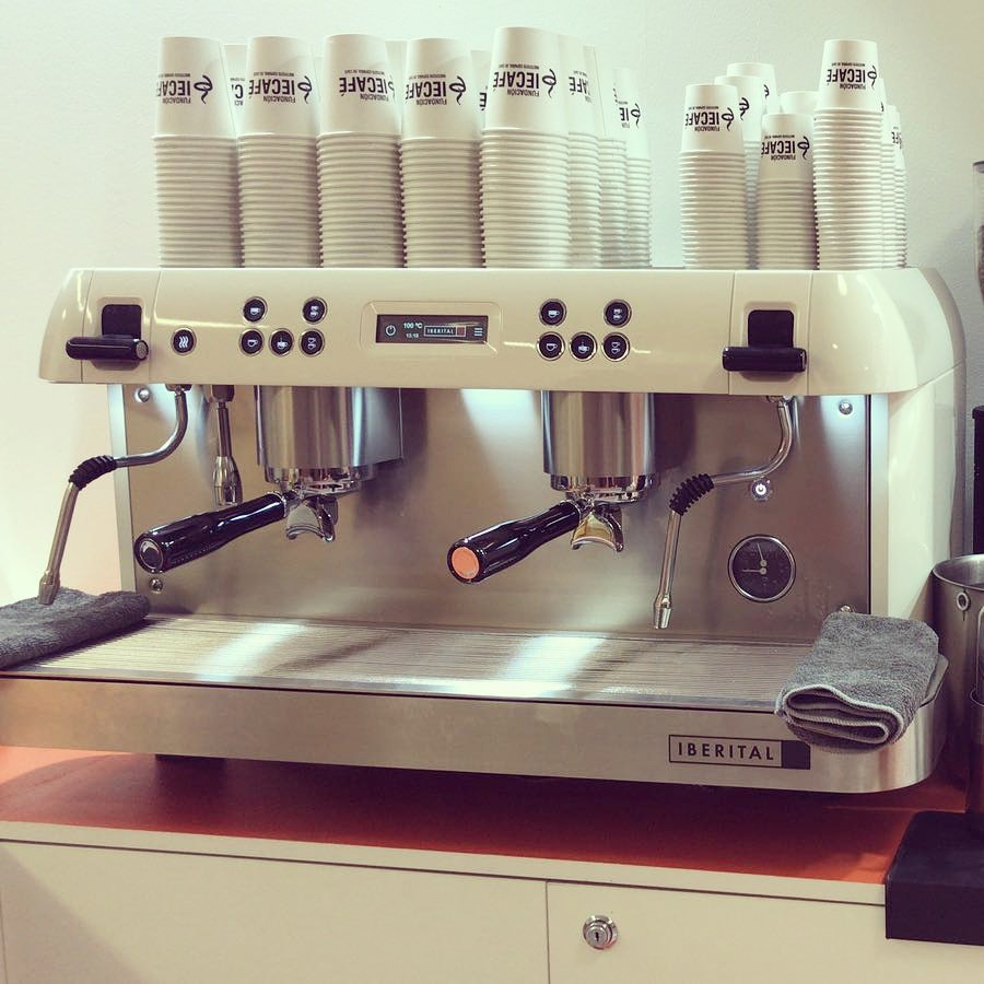 fundacionIecafe's tweet photo. 💥NEW IN💥
Nueva incorporación a nuestra aula Barista! ➡@IBERITAL Expression Pro
#iecafe #iberital #expressionpro #espresso #barista #espressomachine #latteart #coffee https://t.co/rZW7kt3iQJ