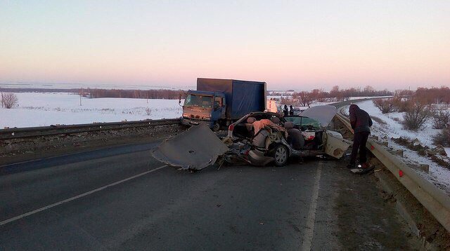 Ужасное ДТП на М-5: двое погибли, у авто сорвало крышу. Фото с места - ullica.ru/2018/03/01/uzh…