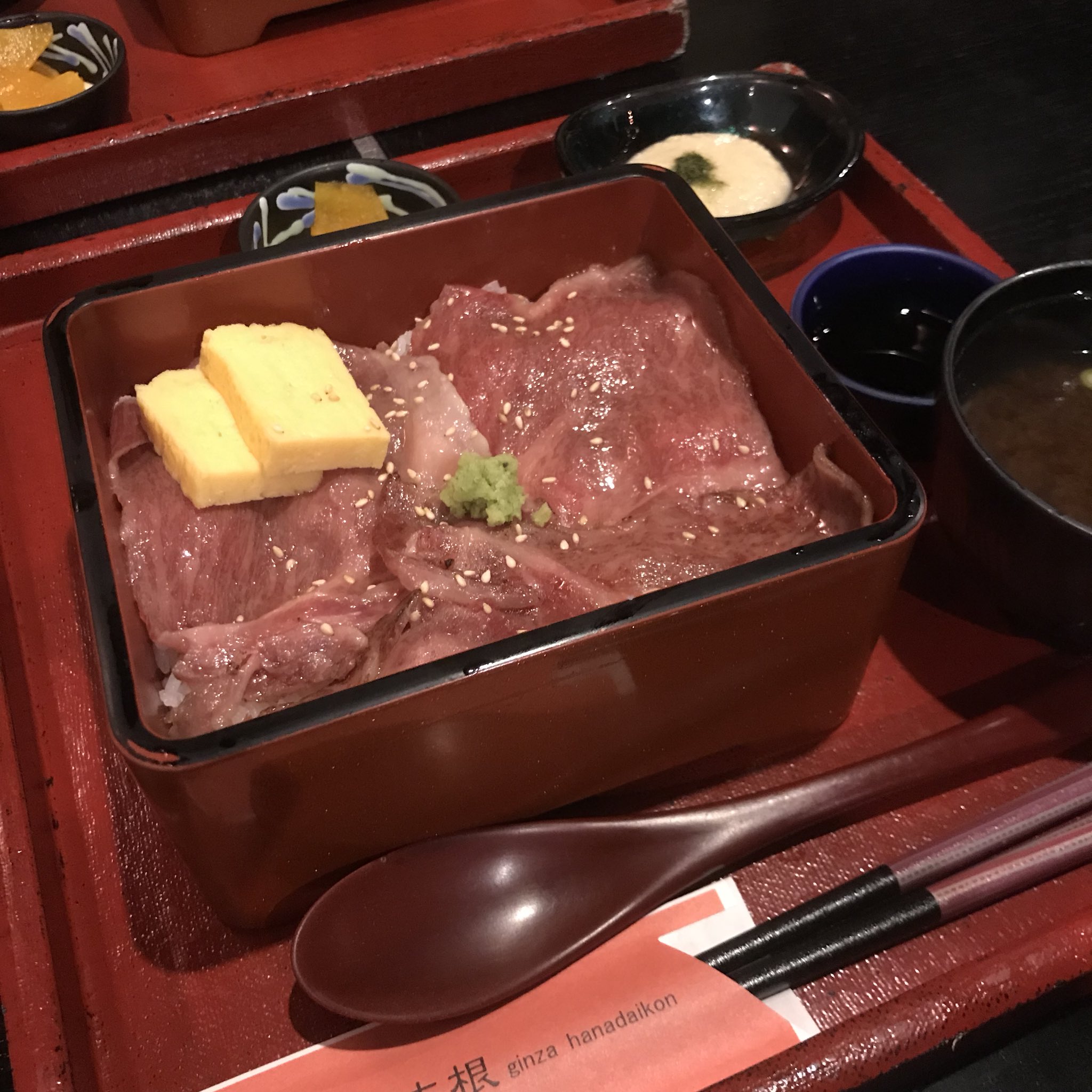大久保麻梨子の台湾生活on Twitter 第一次吃到和牛鮮肉丼 和牛的油脂和日本米非常絕配 超好吃 加甜點和用完的筷子可以帶走 我覺得cp質也很ok 滿足 生でいただける新鮮すぎる和牛が一面に敷き詰めてある和牛丼 ランチでお得にいただきました 銀座 銀座ランチ