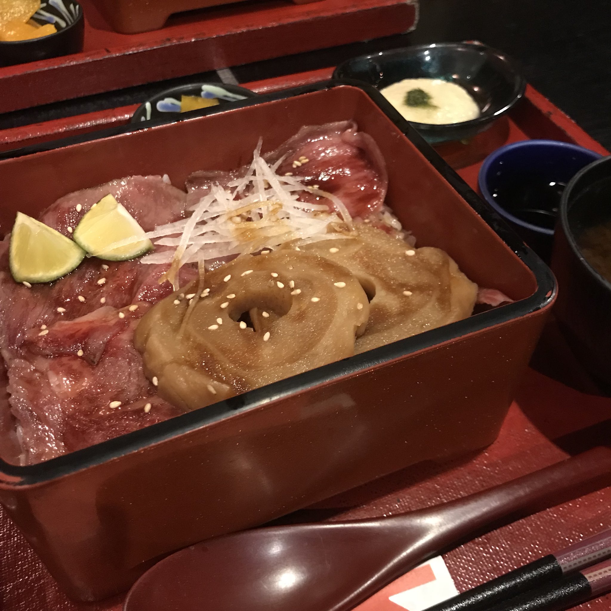 大久保麻梨子の台湾生活on Twitter 第一次吃到和牛鮮肉丼 和牛的油脂和日本米非常絕配 超好吃 加甜點和用完的筷子可以帶走 我覺得cp質也很ok 滿足 生でいただける新鮮すぎる和牛が一面に敷き詰めてある和牛丼 ランチでお得にいただきました 銀座 銀座ランチ