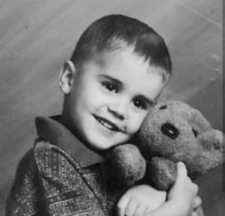 navilaruel's tweet photo. 24 anos que esse homenzinho veio ao mundo pra nos encher de amor e nos mostrar que o mundo pode nos derrubar, mas Deus nos reergue! We love u, my love ❤️😭💜

@justinbieber  #HappyBirthdayJustinBieber https://t.co/JXbX8t9wDd
