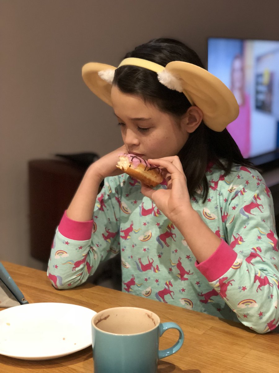 frankie_2108's tweet photo. Bailey still in world book day spirit 😂#WorldBookDayUK #snowday2018 #schoolcancelled #verycoldday ❄️❄️❄️ https://t.co/swKJ1I6iiz