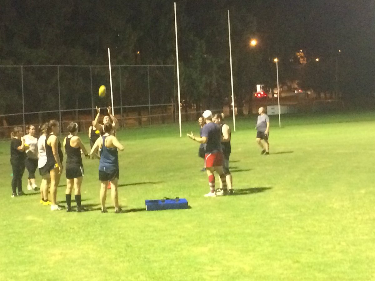 AFLQfooty's tweet photo. Good numbers and heaps of chatter for both the men and the women @GM_Roosters_AFL training tonight #solidsession #aflqfooty https://t.co/diL1U1cNjO