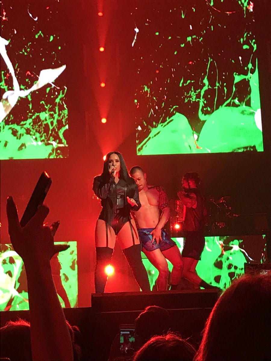tiffanyveiga4's tweet photo. So this happened... #7thRow #TellMeYouLoveMeTour https://t.co/k4LK3m8d5c