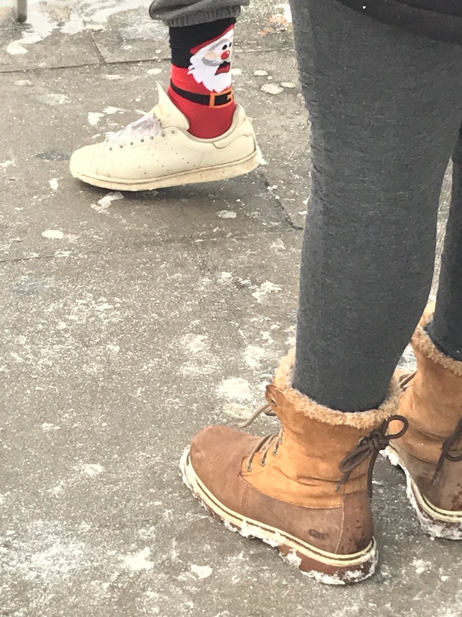 LYNDOMINO's tweet image. Londoners are carrying on as normal making the most of the inclement weather #busstopstyle