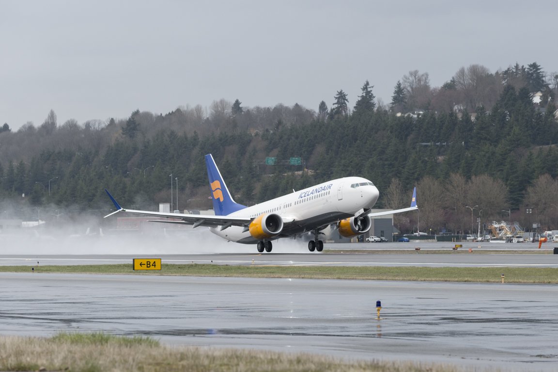 BoeingEurope's tweet image. The #737MAX uses 14% less fuel than any other single aisle airplane! Thanks  @Icelandair for choosing to #ThinkMAX bit.ly/2HWfbVY 🎉 ✈️💙