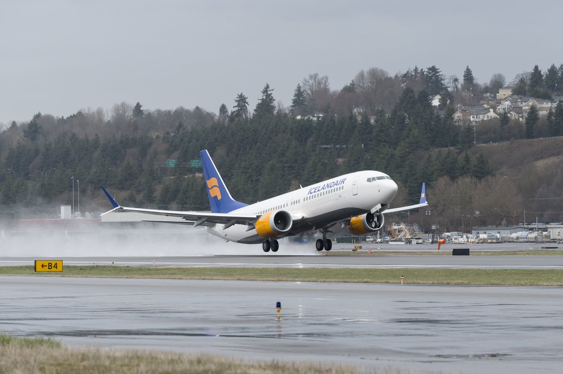 BoeingEurope's tweet image. The #737MAX uses 14% less fuel than any other single aisle airplane! Thanks  @Icelandair for choosing to #ThinkMAX bit.ly/2HWfbVY 🎉 ✈️💙
