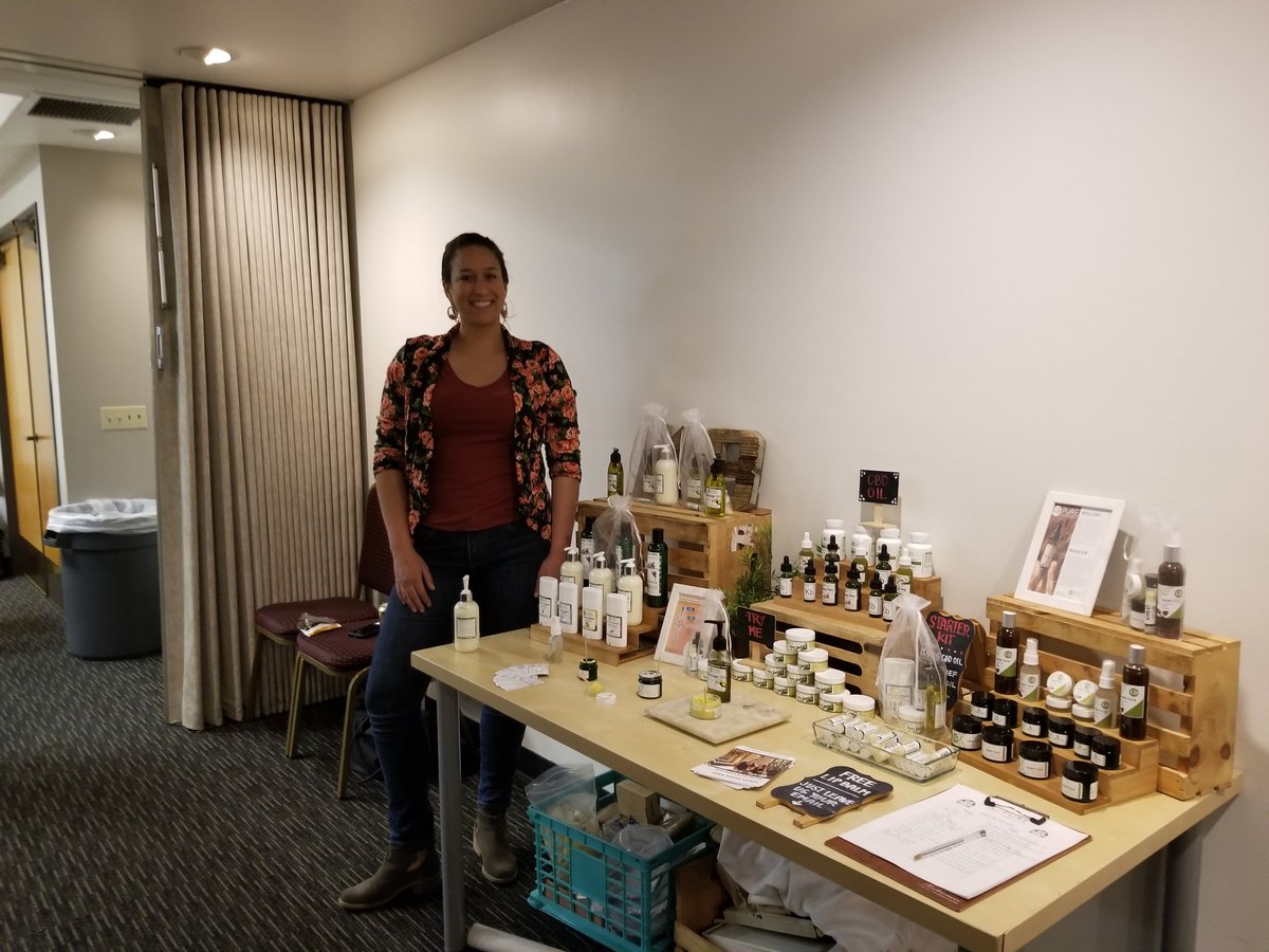 VeronicaMitch1's tweet photo. Thanks, Mireya from #KBPureEssentials for telling @ellementawoman's San Diego gathering about your #CBD products. You and your products are fabulous! Thanks for being a sponsor @kbPureSD! #cannabis #SanDiego https://t.co/XTcYoTIAxr