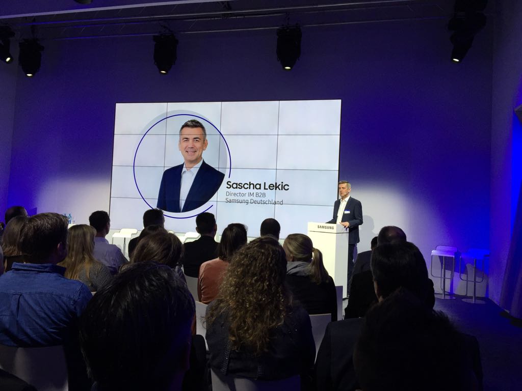 factsverlag's tweet photo. Unter dem Motto „ONE SAMSUNG“ lud Samsung Electronics  zur jährlichen Roadshow ein. Hier wurde präsentiert, wie Technologie  das Leben der Nutzer produktübergreifend bereichert und den Weg in eine  nahtlos vernetzte Welt ermöglicht. https://t.co/OpbbtdGIaw https://t.co/2BkxhNXaXq