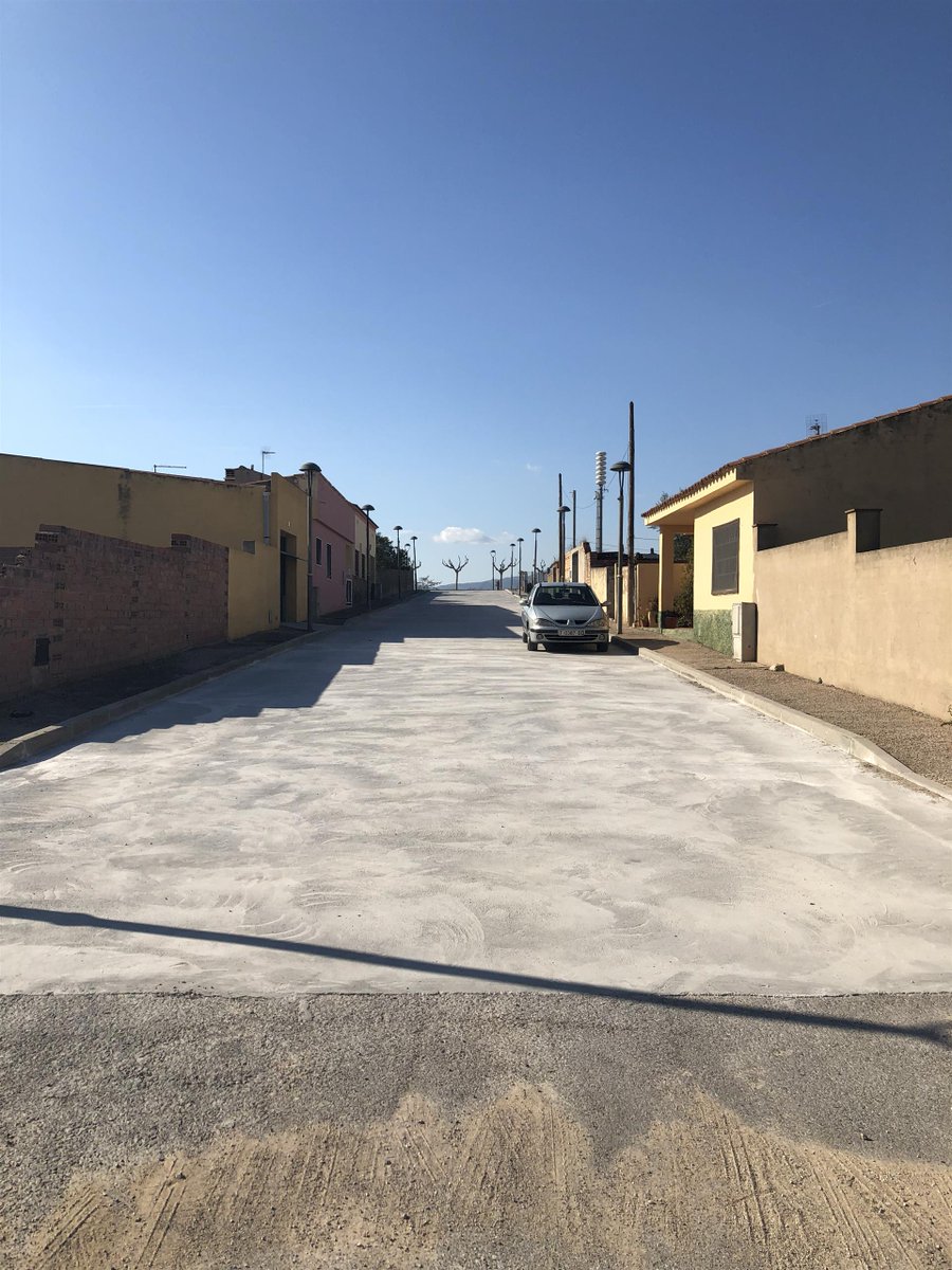 Dipta_cat's tweet image. 🏡🏘️Els carrers Cristina Dols, Mossèn Eladi Parés, Pons de Montoliu i Balcó del Riu al nucli de #Puigdelfí (#Perafort) estrenen paviment amb l'ajut de #PAMDipta Aviat es realitzarà la pavimentació en un carrer del nucli antic de #Perafort (inversió #Dipta: 187.614,81 euros)