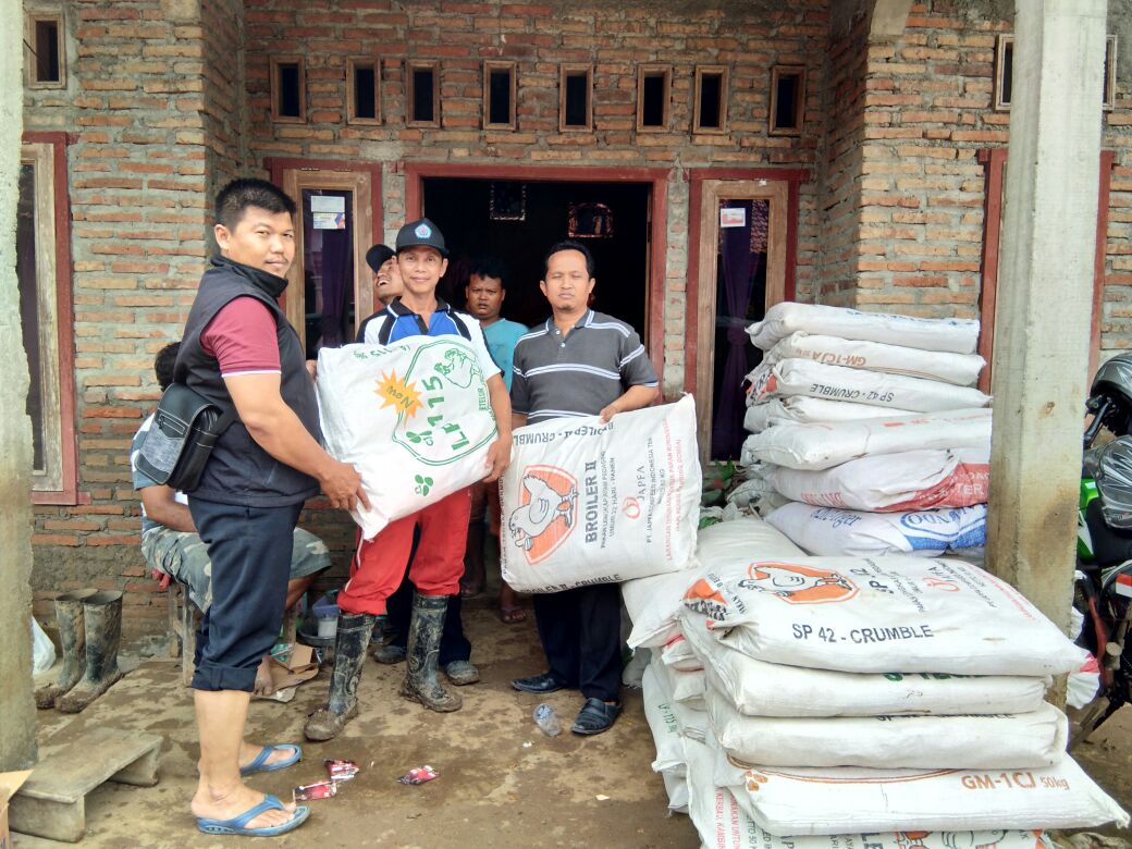 Bantuan 2000 karung bekas untuk tanggul di Kalibuntu Losari