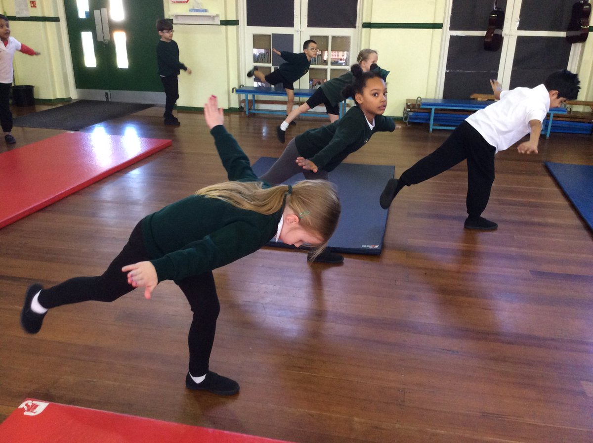 mauldethprimary's tweet photo. Despite the cold and the snow, life at Mauldeth Road goes on as normal! Paco from City in the Community is putting the children through their paces with some tricky gymnastic poses! https://t.co/XyZAPaPStY