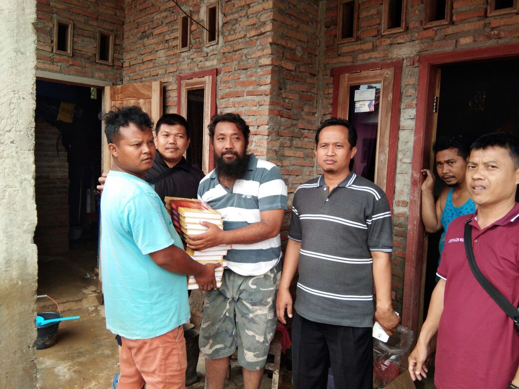 Bantuan Alquran, Mukena dan Sarung di Kalibuntu Losari