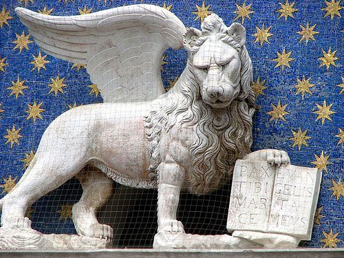 venicetours's tweet photo. The #WingedLion is the symbol of #Venice, which you will see all over the city - including above the large central window of #SaintMarksBasilica | https://t.co/n2GIK5lXjp https://t.co/2Xm4mxcxWN