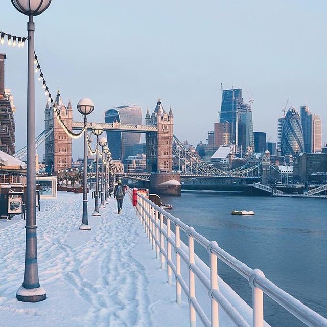 SheriffHotel's tweet photo. Whiteout here in the capital at #beastfromtheeast meets #stormemma 😬😱🙌🏼❄️☃️ #london #snowinlondon #londonhasitall #olafinlondon https://t.co/VDSxFhWdpz