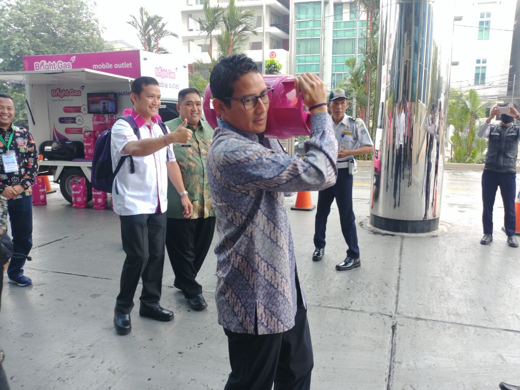 Sandiaga juga berpesan kepada para pengusaha minyak dan gas tersebut, agar selalu menjaga pasokan BBM dan LPG untuk masyarakat, khususnya di DKI Jakarta. “Pelayanan ke konsumen ditingkatkan, keselamatan LPG juga ditingkatkan lagi,” imbaunya. #Pertamina #BrightGas