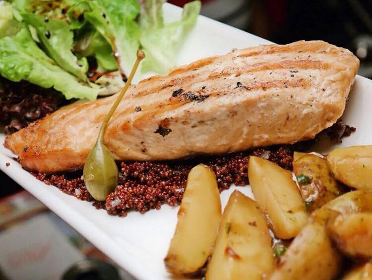 Kinoa yatağında ızgara somon🧡 Yeşillik ve soslu elma dilim patates servisi ile😋😍 #alinscaferestaurant #öğleyemeği #lezzetdolu #ızgarasomon #sağlıklı