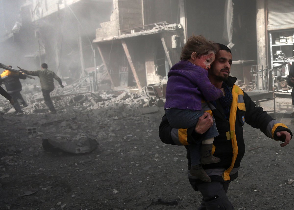 UNICEFnl's tweet photo. Niet morgen.
Niet volgende week.
Niet volgende maand.

Stop de aanvallen op kinderen, scholen en ziekenhuizen in #Syrië. Het staakt-het-vuren moet NU beginnen!

#kinderenondervuur
#sprakeloos

foto: @AFP https://t.co/kJyGC6t0Nt