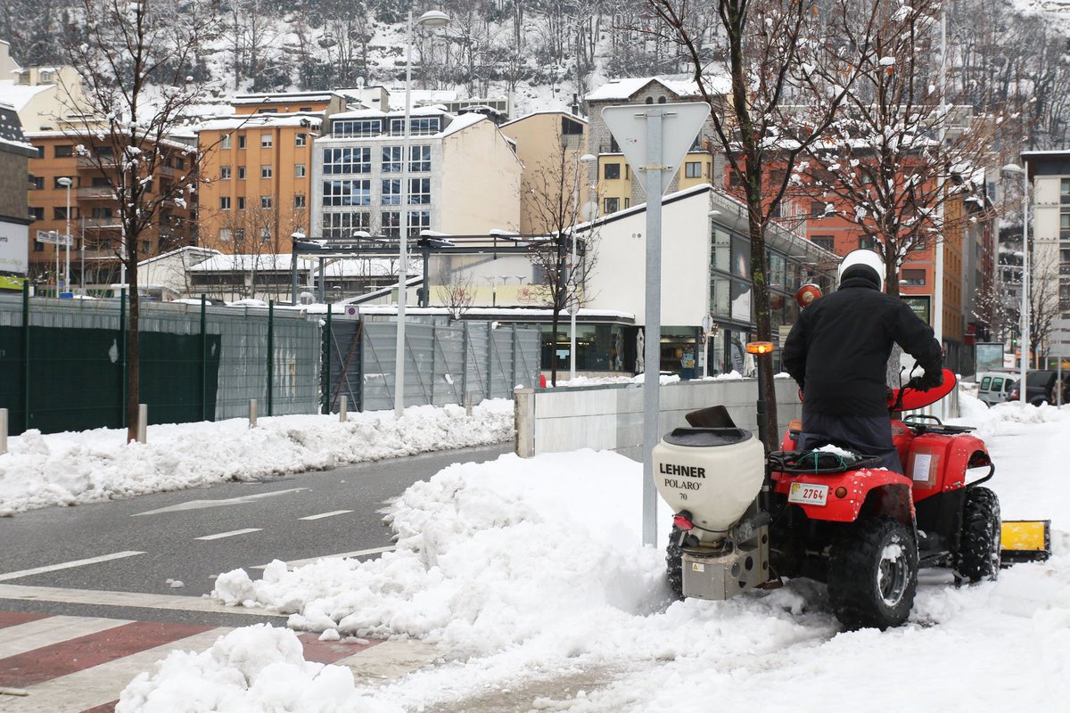 🔵 Els operaris del Comú treballen intensament per netejar la parròquia després de la nevada. Paciència i precaució #escaldesengordany #tretadeneu #collaboracióciutadana