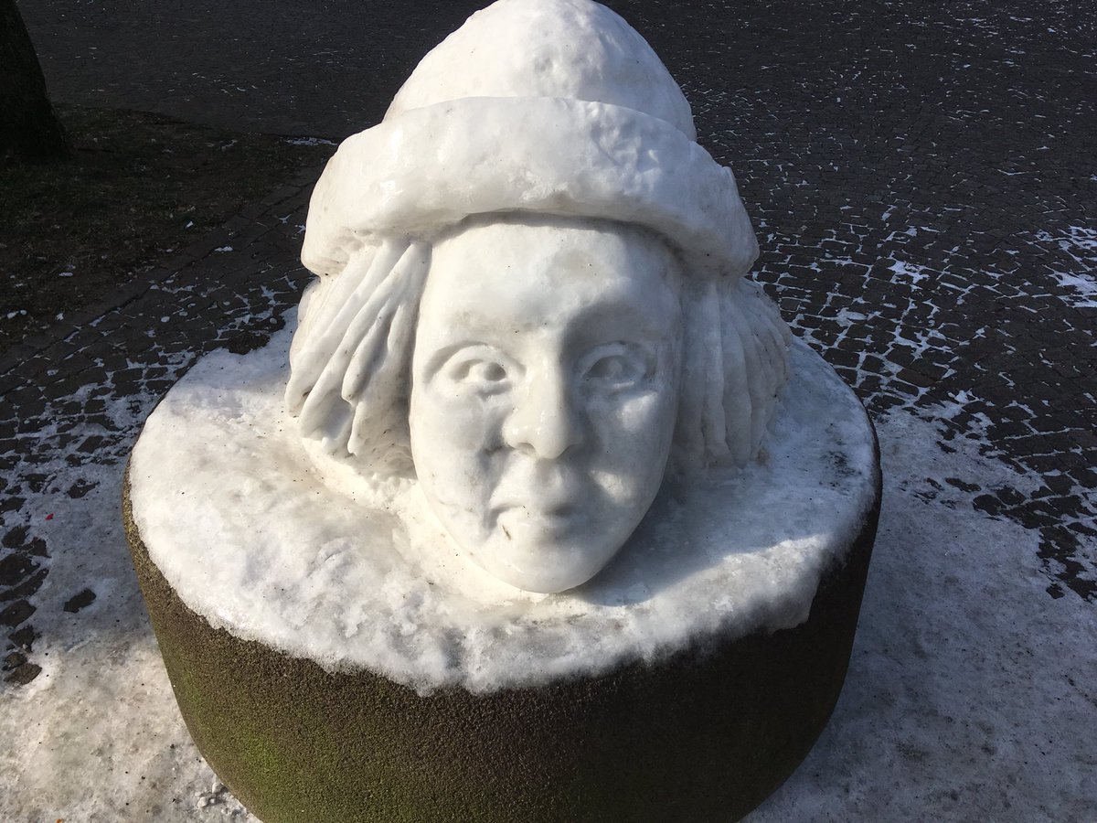 Da hat sich jemand wirklich Mühe gegeben. Zu bewundern ist der Kopf aus Schnee auf dem Karlsplatz. Bis er halt schmilzt. #wuppertal