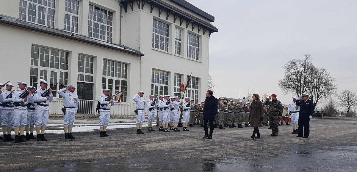 armeedeTerre's tweet image. #EnDirect de Mourmelon, arrivée et accueil du président de la République @EmmanuelMacron et de la MINARM @florence_parly par le général Bosser, CEMAT. 

Honneurs militaires rendus par le #93RAM de la @27bim et la musique de la Légion étrangère.