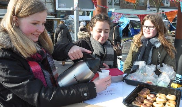 Leerlingen <a href="/OSGDeHogeberg/">OSG De Hogeberg</a> in actie voor <a href="/dayforchange/">Day for Change</a>, gesteund door @RaboKvNH en wethouder Hennie Huisman (Onderwijs) van <a href="/gemeentetxl/">Gemeente Texel</a>