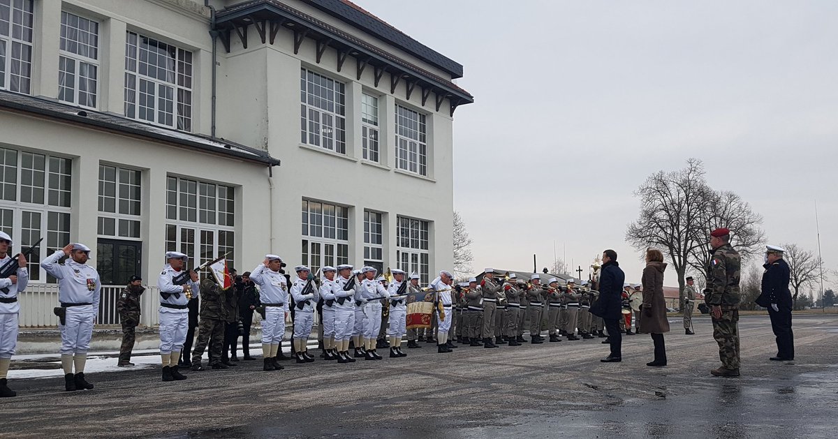 armeedeTerre's tweet image. #EnDirect de Mourmelon, arrivée et accueil du président de la République @EmmanuelMacron et de la MINARM @florence_parly par le général Bosser, CEMAT. 

Honneurs militaires rendus par le #93RAM de la @27bim et la musique de la Légion étrangère.