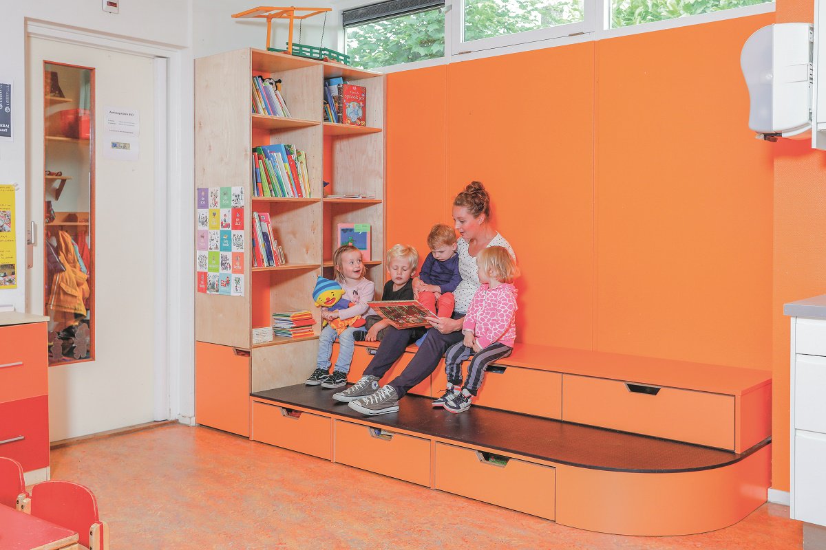 'We hebben gekozen voor veel maatwerk, gewoon omdat het zo mooi past in de ruimte en er geen meters verloren gaan' <a href="/skwaterland/">Kinderopvang W'land</a> maakt gebruik van deze boekenkast, VEE-voorleespodium en opberger in 1. Lees onze special voor meer voorbeelden heutink.nl/kennis-info/ar… #kinderopvang