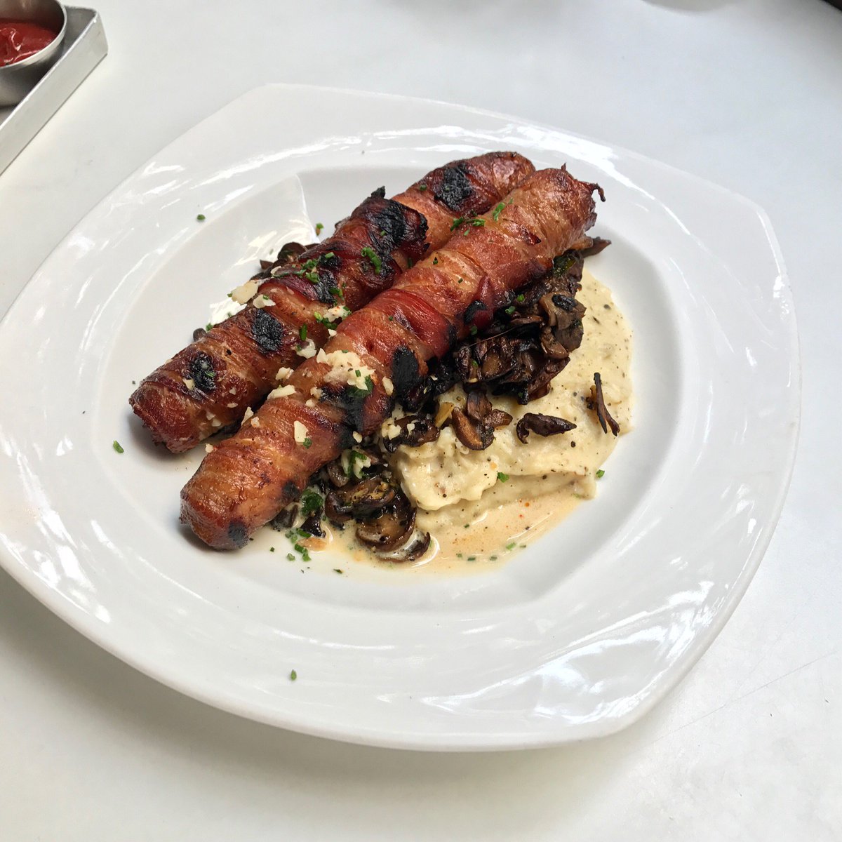 yummitment's tweet photo. Thanks for being there, bacon.
Bangers and Mash at Leaping Windows.
Pork Sausages wrapped in Bacon, Pickled Mushrooms, Mashed Potatoes.
#Yummitment #Bacon #Baecon #Sausages #BaconWrappedSausages #MashedPotatoes #BangersAndMash #LeapingWindows https://t.co/lMLcJQviv3