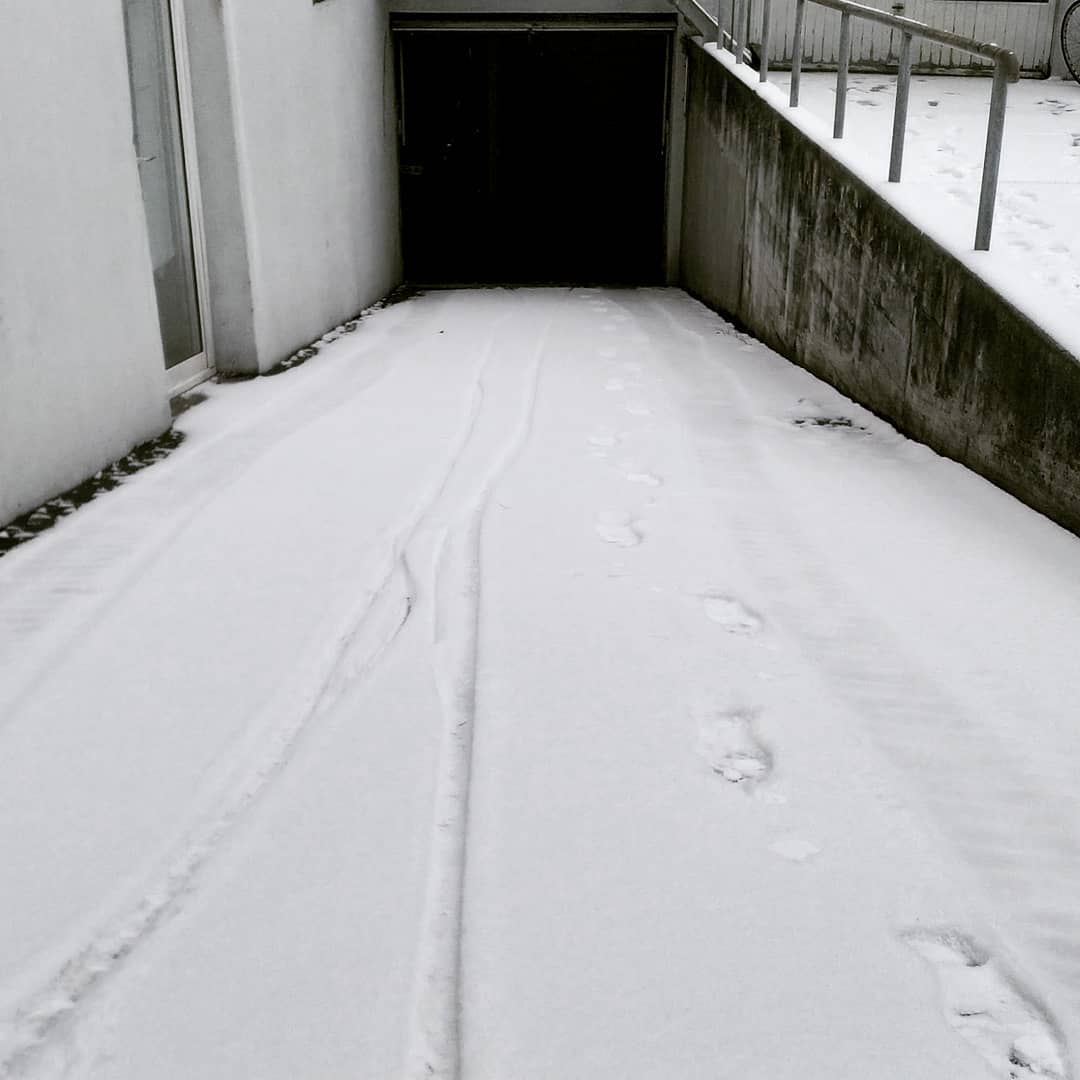 Michael_Heim's tweet photo. Die kleinen Freuden der Grossstadtmenschen: Spuren in eine jungfräuliche Garageeinfahrt setzen. #Basel #Talabfahrt https://t.co/N8wzaN9JpH