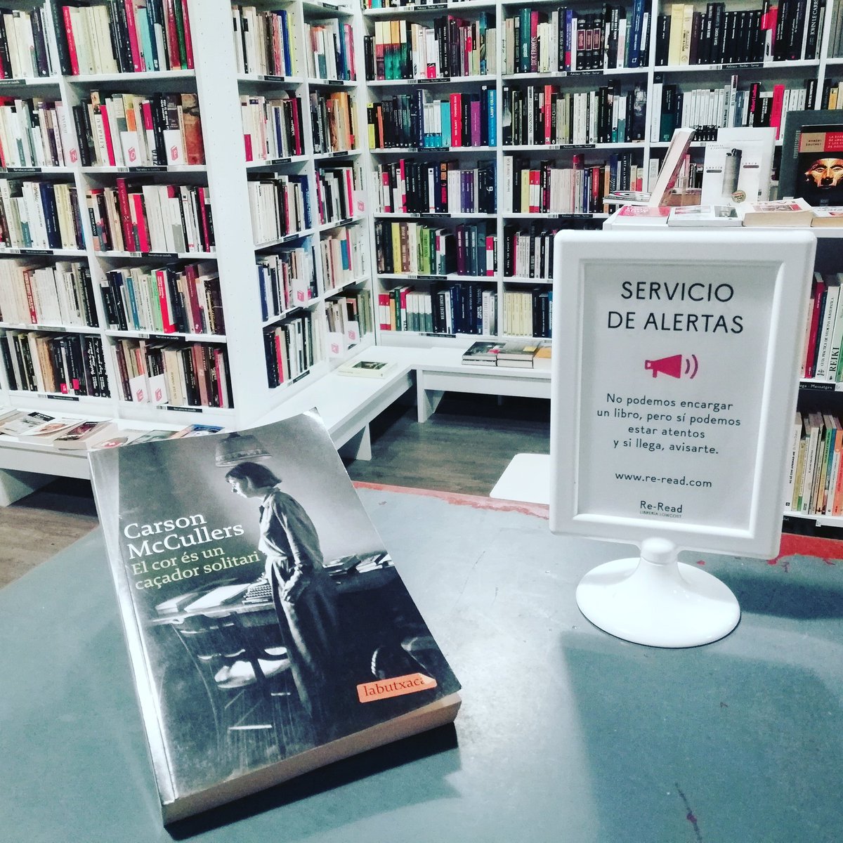 ReReadMuntaner's tweet photo. Aquell somni repetit i inaferrable era d'una mena molt diferent. Es despertava i no recordava res. Però persistia en el seu esperit #elcorésuncaçadorsolitari #carsonmcullers #labutxaca #reread #librería #lowcost #barcelona #unlibro3euros #secondhand #books #libros #livre #llibre https://t.co/Qlt7MGcofG
