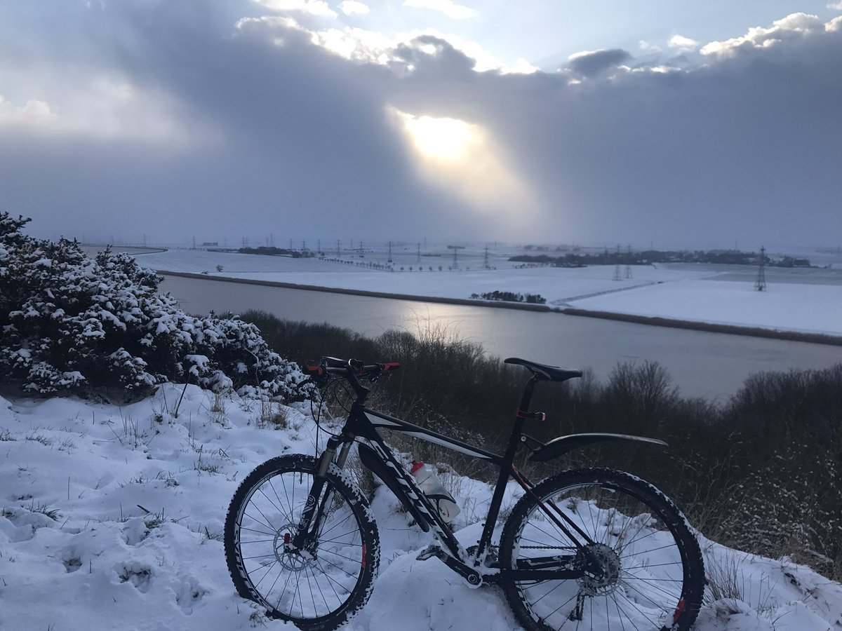 stevehigh4's tweet photo. Sometimes the shorter rides leave the best memories. @bikeonscott @LincsSkies Enjoying the wintry conditions #mtbexplore #aatr #goride #exploremore #lincolnshire https://t.co/kmMdtNM2K3
