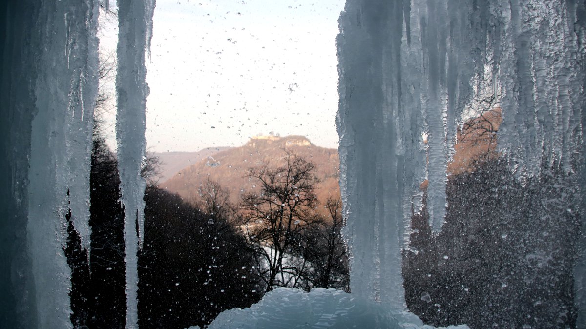BExplo_de's tweet photo. Ice Age in the #AlbExploratory: #FrozenWaterfall #BadUrach #UracherWasserfall #SchwaebischeAlb
Good to leave the warm office from time to time. (^ALB) https://t.co/oUHbK7aDr6