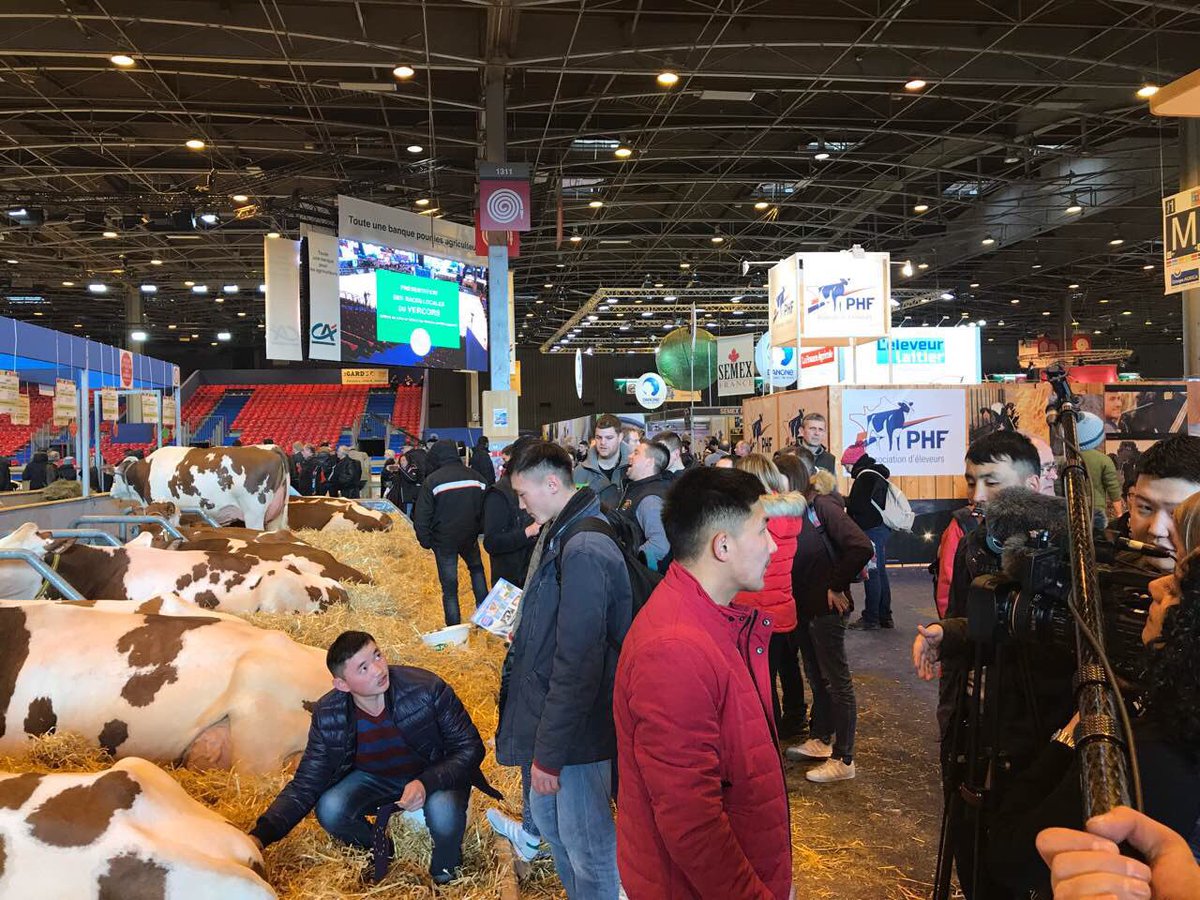 Мал аж ахуйн залуустайгаа хамт Парисын мал аж ахуй, хөдөө аж ахуйн техник технологийн үзэсгэлэнд оролцлоо. Бид малчин ард түмэн хэдий ч дэлхийгээс суралцах зүйл маш их бий. Мянга сонсохоор нэг үз! 🐄🥛 🇫🇷