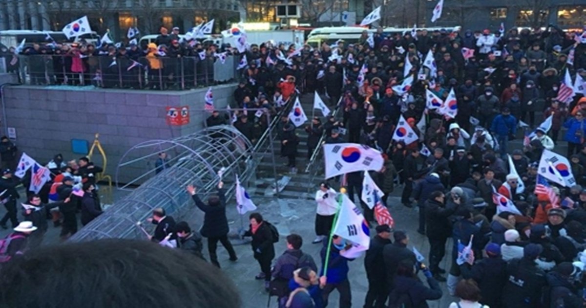 yonhaptweet's tweet photo. '태극기 집회' 참가자들, 광화문 촛불 조형물 부수고 방화
 https://t.co/9kQMntDSVe https://t.co/rqIMoMyS0B
