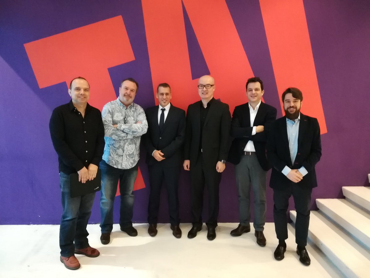 escuelatai's tweet photo. Es todo un placer tener visitas como la de @HuaweiMobileESP en nuestro centro...
¡Haremos cosas grandes! #TAIarts #FelizJueves @HuaweiMobile https://t.co/MReFSrmE7F