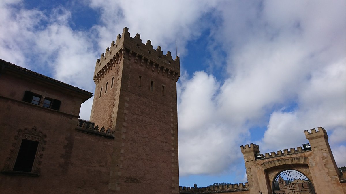 Diverarqueologa's tweet photo. Hoy empezamos el #diadelesillesbalears en @AjAndratx #sonmas enseñando a los #diverarqueologos sobre el mundo #medieval y su escritura y sobretodo nos lo pasamos genial https://t.co/eRzJ9LaeQ7