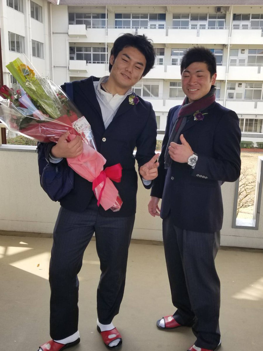 Kaonashi86's tweet photo. 今日は卒業式だった
遅いようではえかったな（笑）
いろんな人とも仲良くなれたし豚ともチャリこいでいきょーたのもなくなるし
横も久しぶりに会ったし相変わらずゴリラ🦍（笑）けーごもありがとう！
制服最後のプリも撮ったしおもしれかった！いい卒業式だった！ https://t.co/Rij4V57tRu