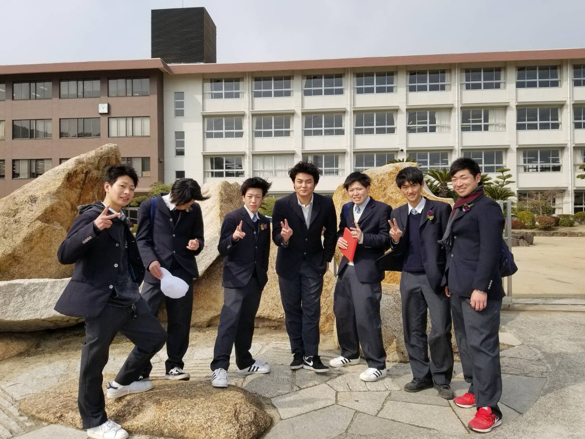 Kaonashi86's tweet photo. 今日は卒業式だった
遅いようではえかったな（笑）
いろんな人とも仲良くなれたし豚ともチャリこいでいきょーたのもなくなるし
横も久しぶりに会ったし相変わらずゴリラ🦍（笑）けーごもありがとう！
制服最後のプリも撮ったしおもしれかった！いい卒業式だった！ https://t.co/Rij4V57tRu