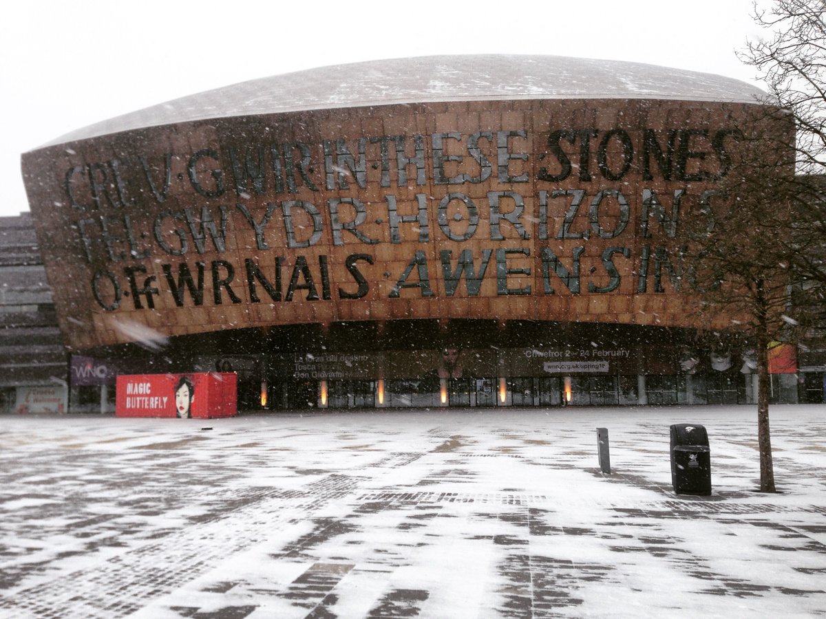 OperaCenCymru's tweet photo. #DyddGŵylDewi Hapus i chi gyd o Fae Caerdydd oer a gwyn. Cadwch yn gynnes a llenwch eich diwrnod gyda digonedd o gwtsio, cacennau cri/pice ar y maen a phowlen fawr o gawl. https://t.co/qU4HaB4XYA