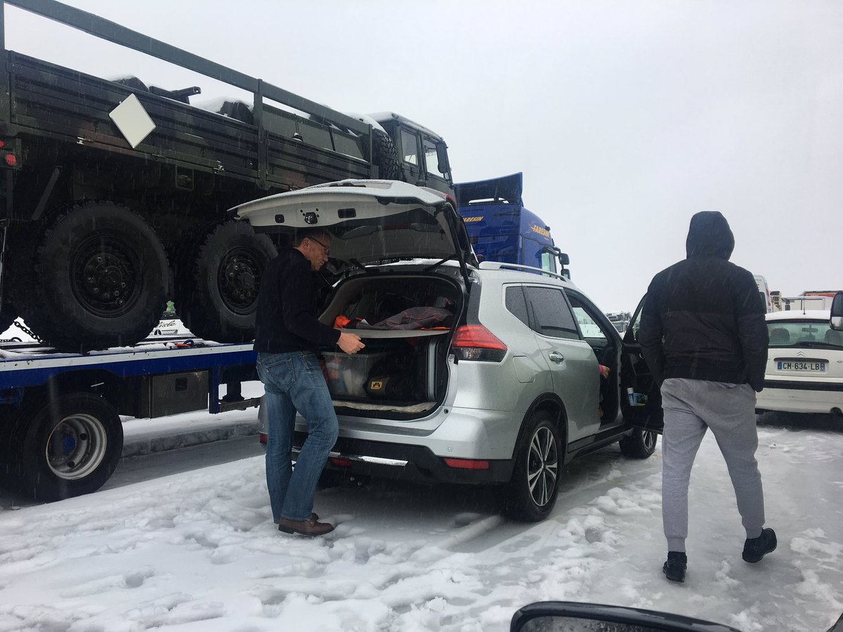 AnthonyJammot's tweet photo. 24 heures maintenant que nous sommes partis de #Marseille, et 20 heures que nous sommes bloqués au même endroit sur l'#A9 à #Montpellier. 24 heures ! Et on n'a toujours pas la moindre information sur une réouverture des voies. @VINCIAutoroutes svp ! https://t.co/46NBgSDSqa