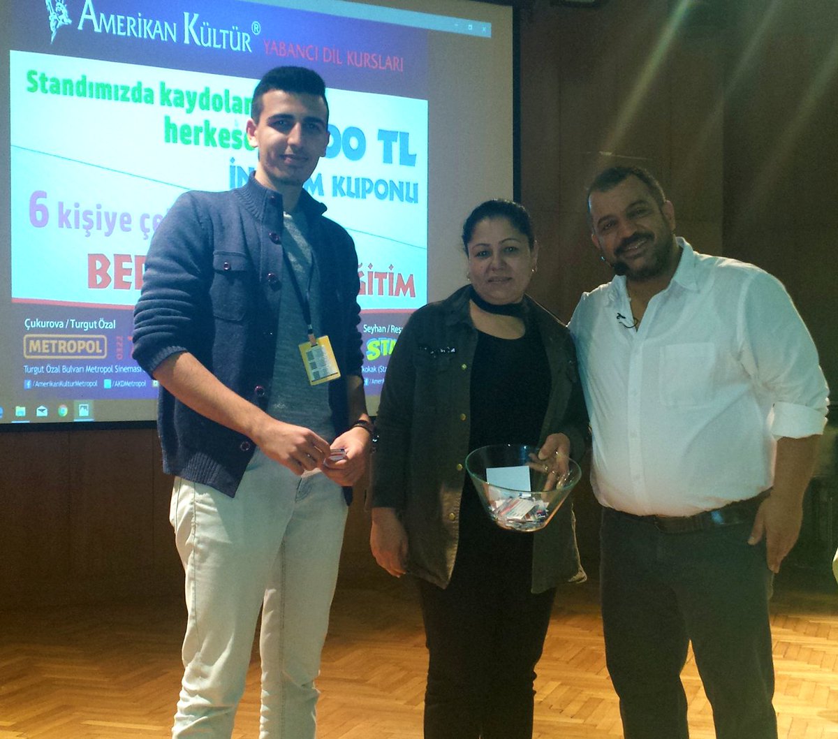 Standımızı ziyaret eden herkese 100 TL indirim kuponu, çekilişle toplam 6 kişiye 1 kur bedava eğitim veriyoruz. İkinci gün, etkinlik konuşmacılarından Meşhur <a href="/midyeci_ahmet/">Midyeci Ahmet</a> Ahmet Çiçek çekilişimizi gerçekleştirdi. Çekilişte şanslı isimler Emre Can Çağlar ve Mohamed Hassan oldu.
