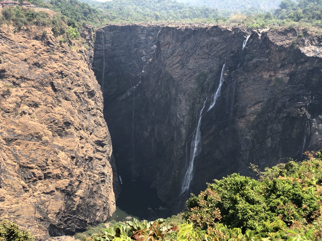 HariPrriya6's tweet photo. #Jogfalls ❤️ View from my room 😍 But no water 😧 #Summereffects 😣 https://t.co/yB1kILi8k5