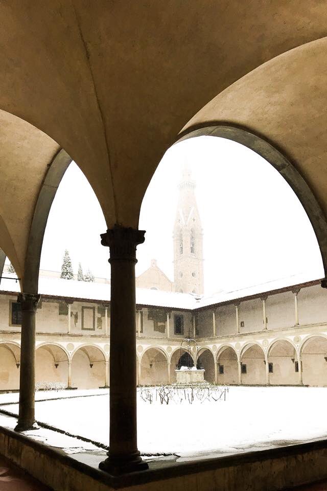santacroceopera's tweet photo. #SantaCroceLive
Santa Croce sotto un velo bianco: un evento raro! Ecco uno scorcio del chiostro del #Brunelleschi reso ancora più suggestivo dal candore della #neve https://t.co/q2kfGyP4wv