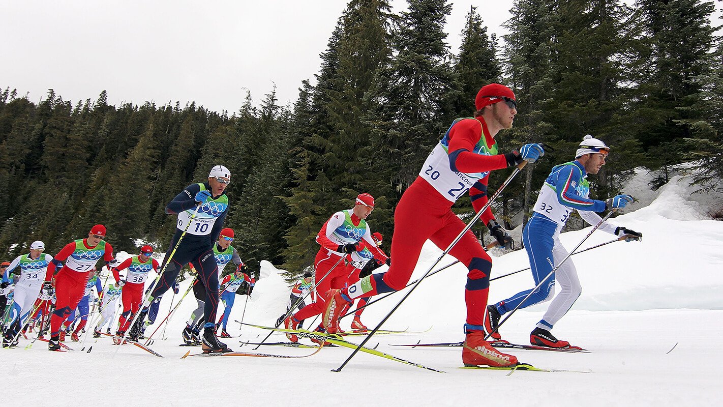 лыжные соревнования. лыжные гонки командный спринт. лыжи соревнования. лыжная гонка. большунов скиатлон.