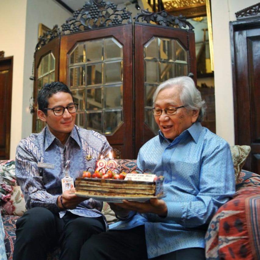 sandiuno's tweet photo. Ayah, biasa saya panggil dengan panggilan ‘Waba’ hari ini berulang tahun yang ke-82. Semoga Waba terus awet muda, sehat selalu, panjang umur, dan selalu berada dalam lindungan Allah Subhanahu wa Ta'ala . Aamiin ya rabbal alamin. https://t.co/eMpNbGnI4D